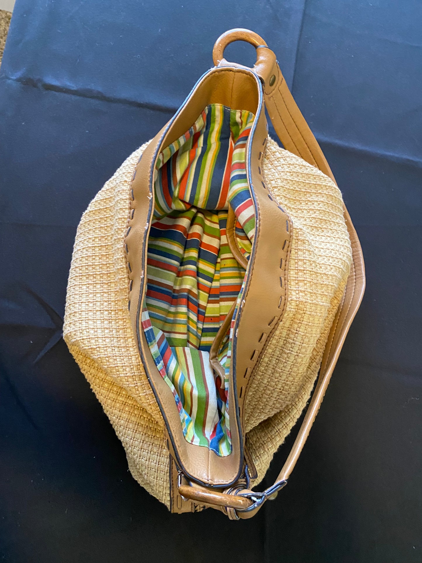 Fossil Woven Straw & Leather Shoulder Bag – Boho Chic with Striped Lining