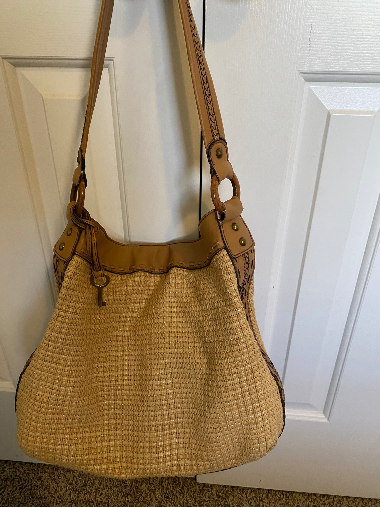Fossil Woven Straw & Leather Shoulder Bag – Boho Chic with Striped Lining