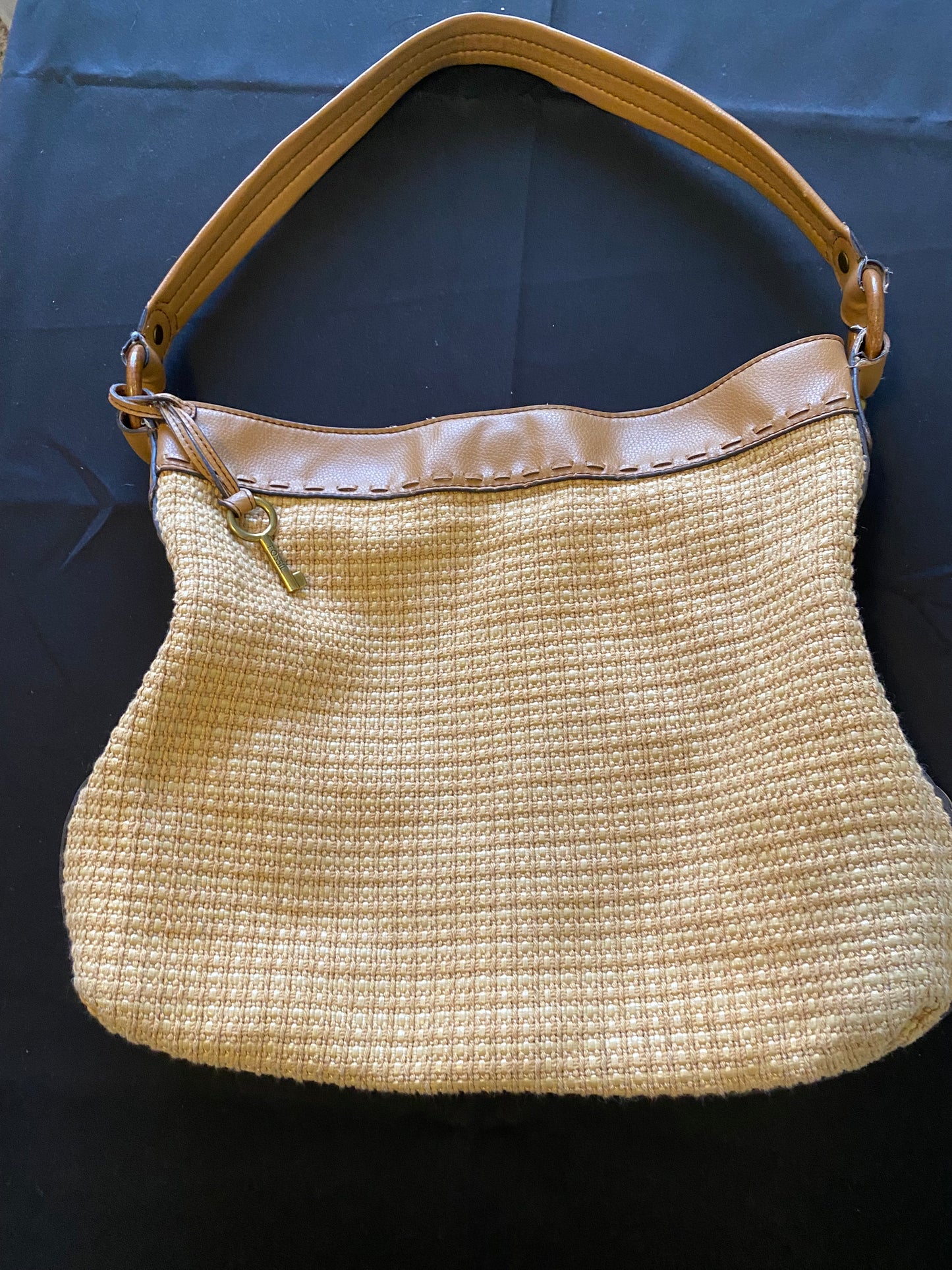 Fossil Woven Straw & Leather Shoulder Bag – Boho Chic with Striped Lining